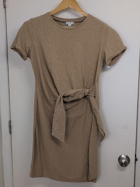 TOMMY HILFIGER TAN  DRESS SIZE MEDIUM